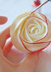 the flower christmas holly cupcake