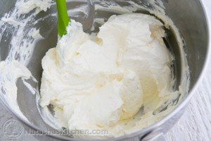 Chocolate-Cupcakes-with-White-Chocolate-Frosting-4-600x400